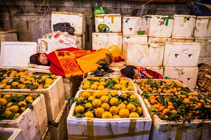 long bien market hanoi resting